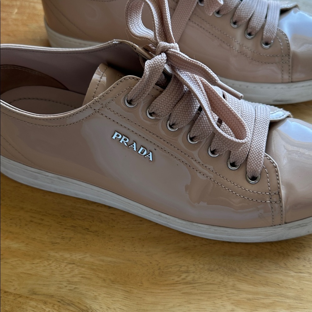 Prada ๐ฎ๐น Beige Patent Sneakers - Size 38 - Picture 3 of 12